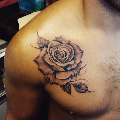 rosas en el pecho hombre|Tatuajes de rosas para hombres: significados,。